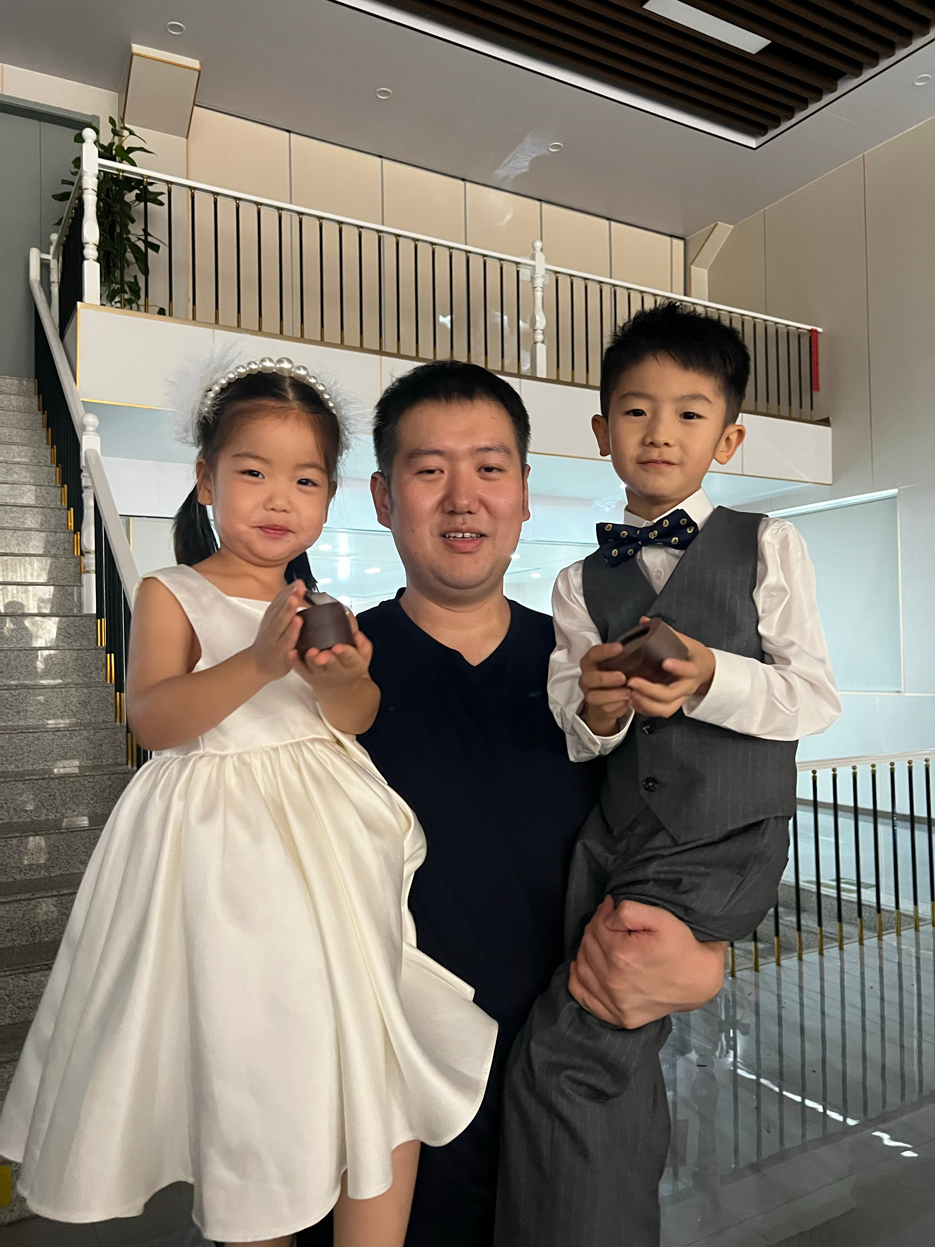 主持人：你叫什么名字？👧🏻：Hebe！
主持人：你有什么祝福给新人吗？👧🏻：没有。
好好好，这么几个周白练了[苦澀]所以你什么时候教Hebe的？我怎么不知道？ ​