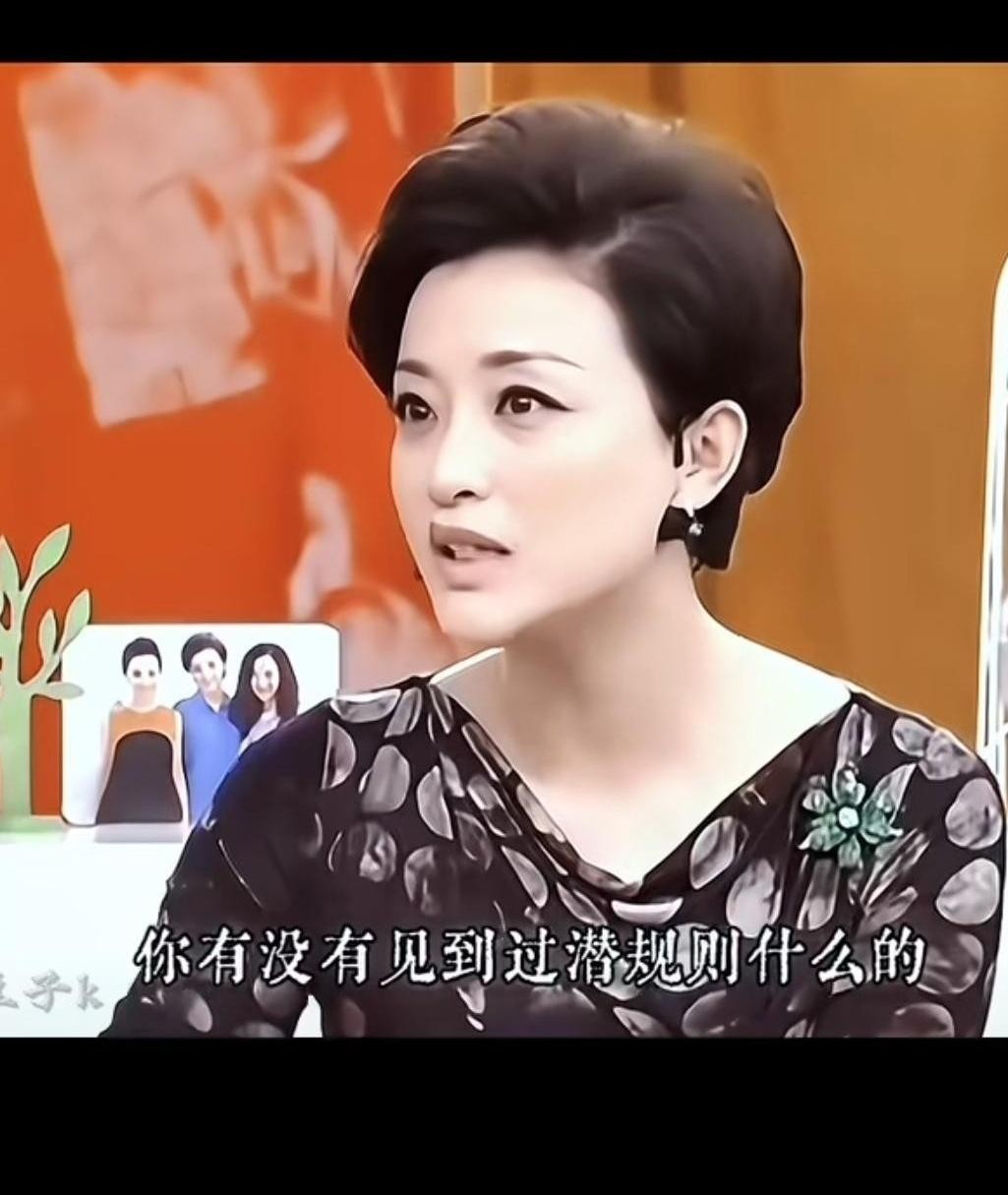 杨澜当年在访谈里冷不丁抛了个送命题，当面问柯蓝有没有被圈里潜规则过。
换成普通艺人碰到这种坑，要么支支吾吾打马虎眼，要么趁机倒苦水立个委屈人设。
柯蓝倒好，眼珠子一瞪，张口就是一句反呛：谁瞎了眼敢来潜我啊？
这话明面上是拿自己的相貌自嘲，笑称自己算不上什么红颜祸水，没人惦记。可内行人都明白，借
