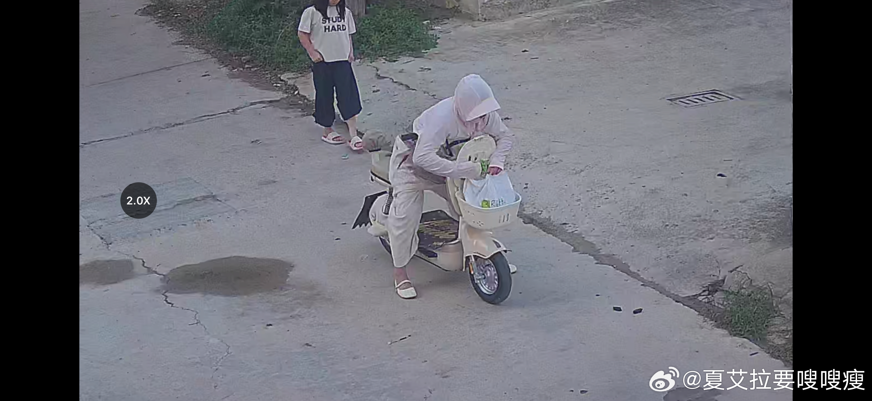 现世条件下经济不稳，出现了很多倒反天罡的现象啊。素质堪忧匪夷所思的人越来越多，多吐槽一句都会损耗能量。
上周六晚上准备出去吃饭，发现三只小狗仔躲在我车下嚎叫，调监控发现是一个狠心大妈，下午特意赶到路口，用塑料袋一窝抖下出生一个多月的狗宝宝。就算扔垃圾也没这么溜！那个路口车来人往， ​