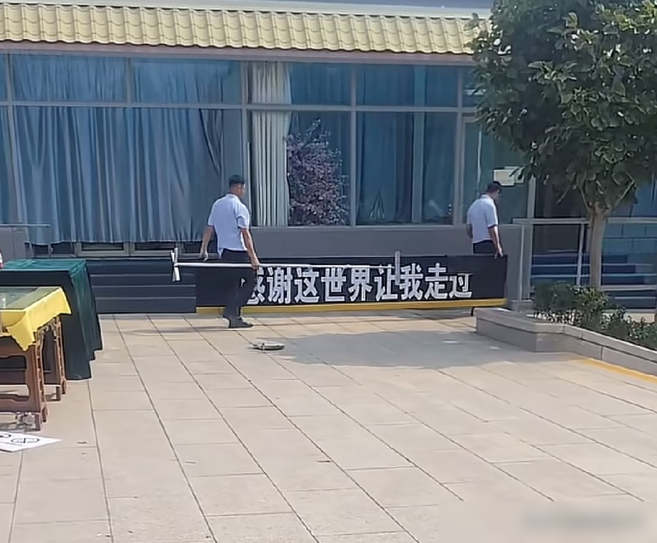 陈道明把话撂这儿了：演艺圈就是个名利场，呆久了，人身上那点原始东西早晚得磨没。
他说自己要是没进这行，做人肯定比现在强。名跟利不是福气，是负担，甚至是灾难。演员最容易把个性拧巴了，虚伪、虚荣、不择手段，全往上招呼。
可他早想好了退路。哪天名气没了，不慌。就一句话，酒盈杯，书满架。戏一演完，就算翻