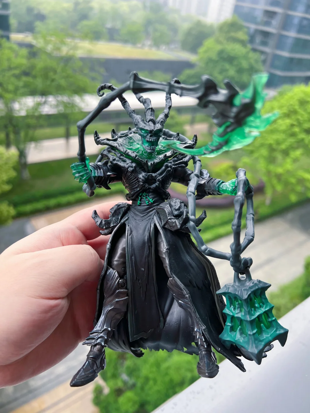 下雨了拍的有点暗，调太亮又不太自然，就这样吧。魂锁典狱长锤石，能动性还行，但有限