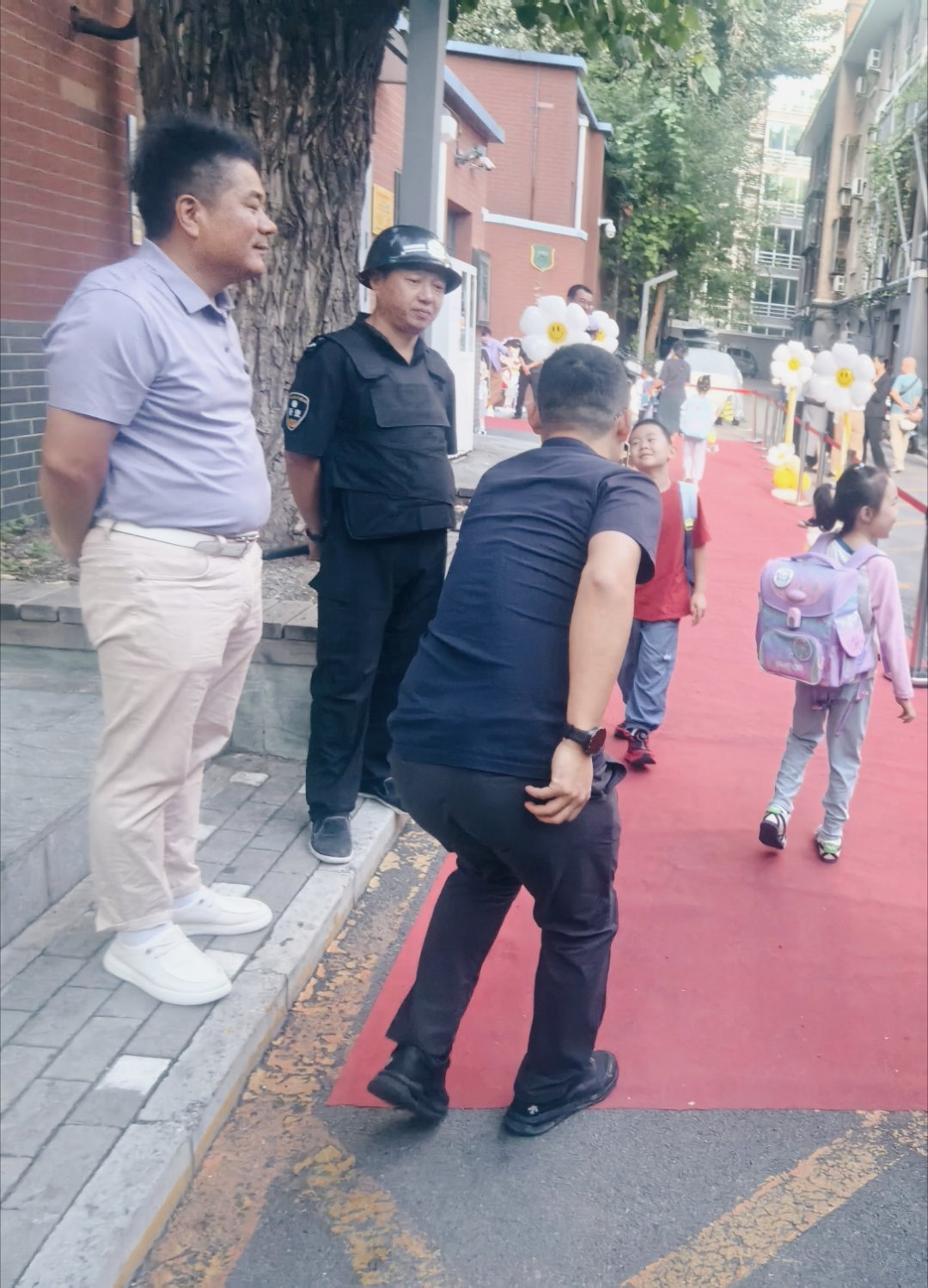 开学了！赶在零点之前，热烈祝贺小哥荣升小豆包，妹纸（戴着暑假新配的近视镜）荣升高年级大姐姐！👏👏👏
完全没有任何预期，但还是感受到了家有俩小学生的紧张忙乱，且不说接送变成了需要每日精心统筹人员、交通工具、时间的事，单单两个班级群里开学前的各种通知，已经足够让人眼花缭乱。[晕] ​