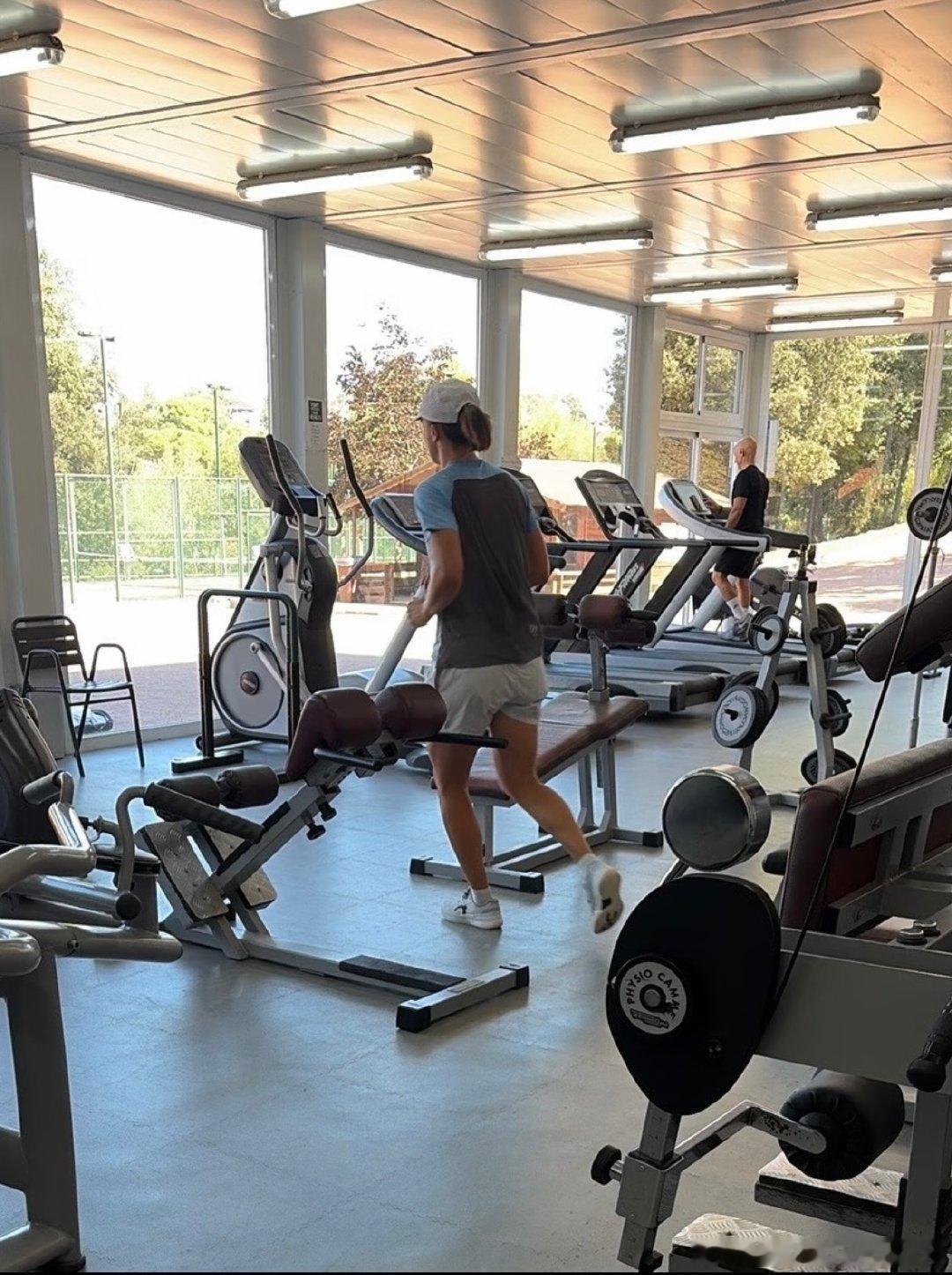 斯瓦泰克！正在西班牙巴塞罗那的Total Tennis Academy进行训练，也就是教练罗伊格的主理网校[赞]照片来自于xhs的网友分享
Iga接下去明确的赛程：
北京中网1000赛🇨🇳
武汉1000赛🇨🇳#wta[超话]# ​