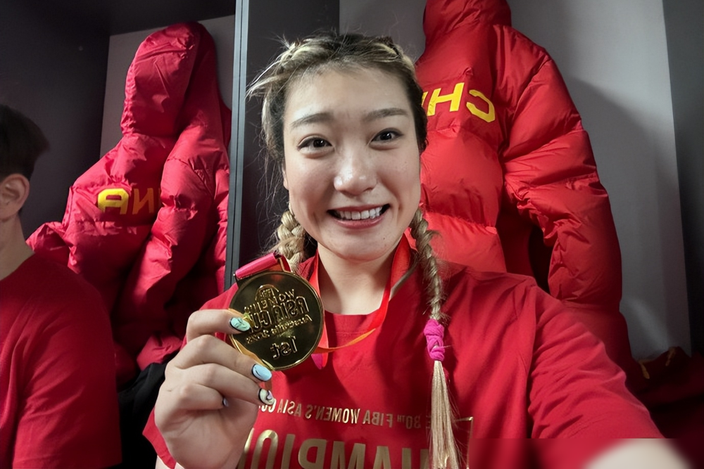 李梦又没进中国女篮集训大名单！
这次女篮增补四人备战世界杯亚运会，李梦因膝盖旧伤、海外赛程脱离国家队体系，风格也和国家队年轻化快攻战术错位，最终无缘。
她全程没躺平，一直在海外保持高强度竞技状态，早就放话只要祖国召唤，随时做好准备。国家队也没把大门彻底关死。
真正的职业信仰，就是时刻准备着为国