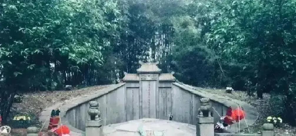 1977年，左宗棠的坟墓居然轰地一声就被炸毁了，远在新疆的王震听说之后勃然大怒，立刻联系了湖南省委，要求进行修复。是什么人要炸开左大人的墓的呢？
王震派去调查的人，第三天就站在了炸毁的墓坑边。碎砖和棺木碎片混在泥水里，空气里还有隐约的火药味。带队的雷默蹲下身，手在冰凉的泥浆里一探，摸到了半截断裂的石