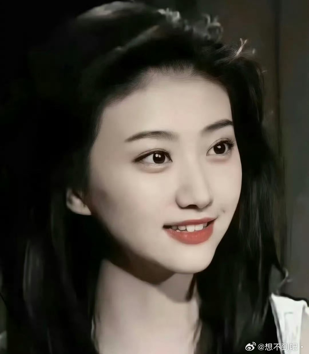 剪石女，人缘还是不错的。
圈内人都陆陆续续出来挺她了。
剪石女，就是软萌甜美、笨蛋美女，被保护得很好的，也很让男人有保护欲。

拓展一下。
石剪的人缘更为复杂：令人又想亲近又防备。
“又怕朋友苦，又怕朋友开路虎”说的就是石剪的朋友，表面上左右逢源，实则人际距离很重。没有这样复杂的矛盾的 ​