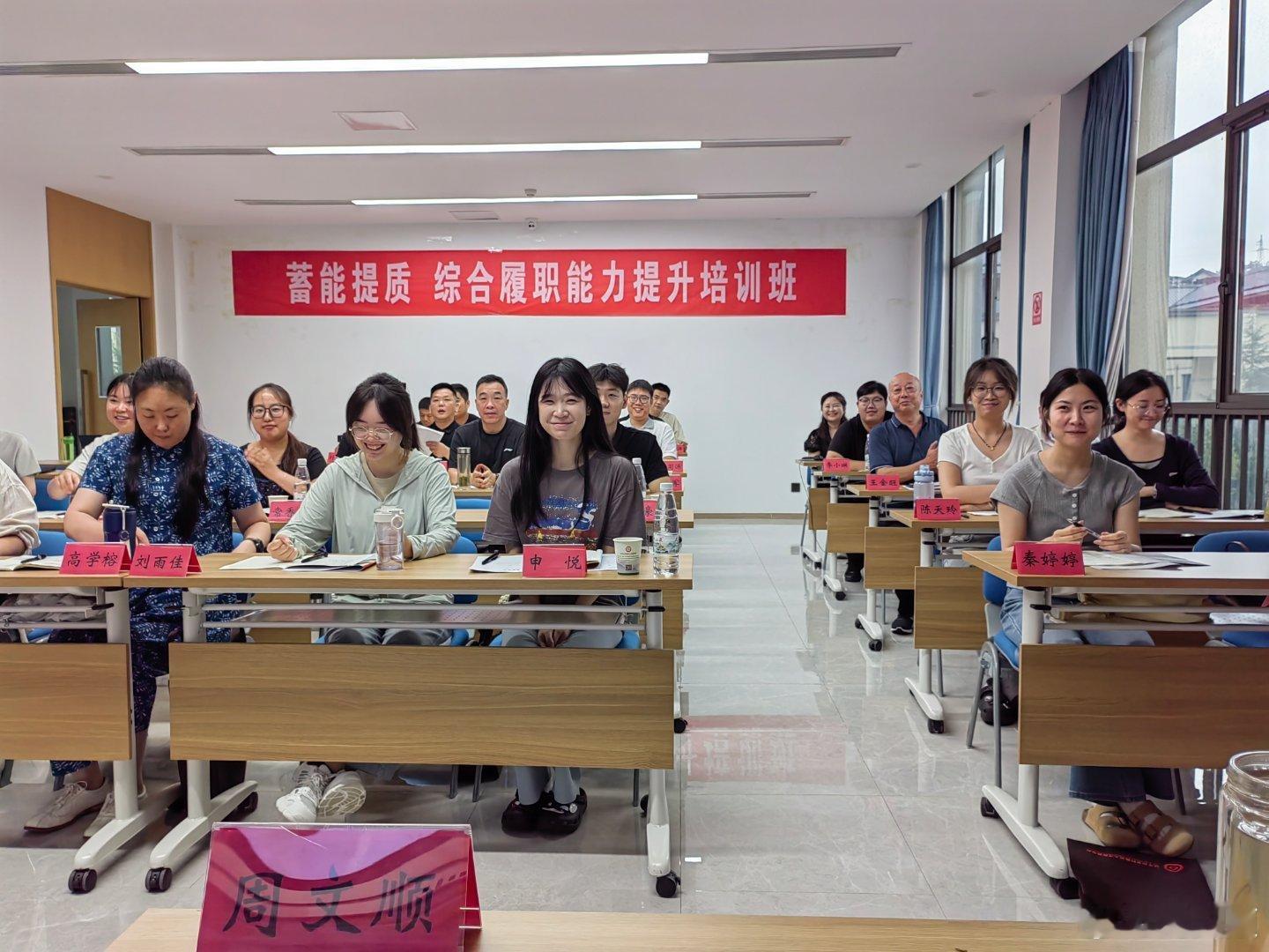 治理台湾很难吗

作者：周文顺

有人担忧：解放台湾容易，难在如何治理。我笑问，这很难吗？

大中华英才辈出。实在不行，在全国（包括台湾省）公开招标，竞标者不会低于一千万。

国家税务总局武陟县税务局干部培训，讲座专题《台海局势及国家战略》。

#铁嘴钢牙##顺哥说# ​
