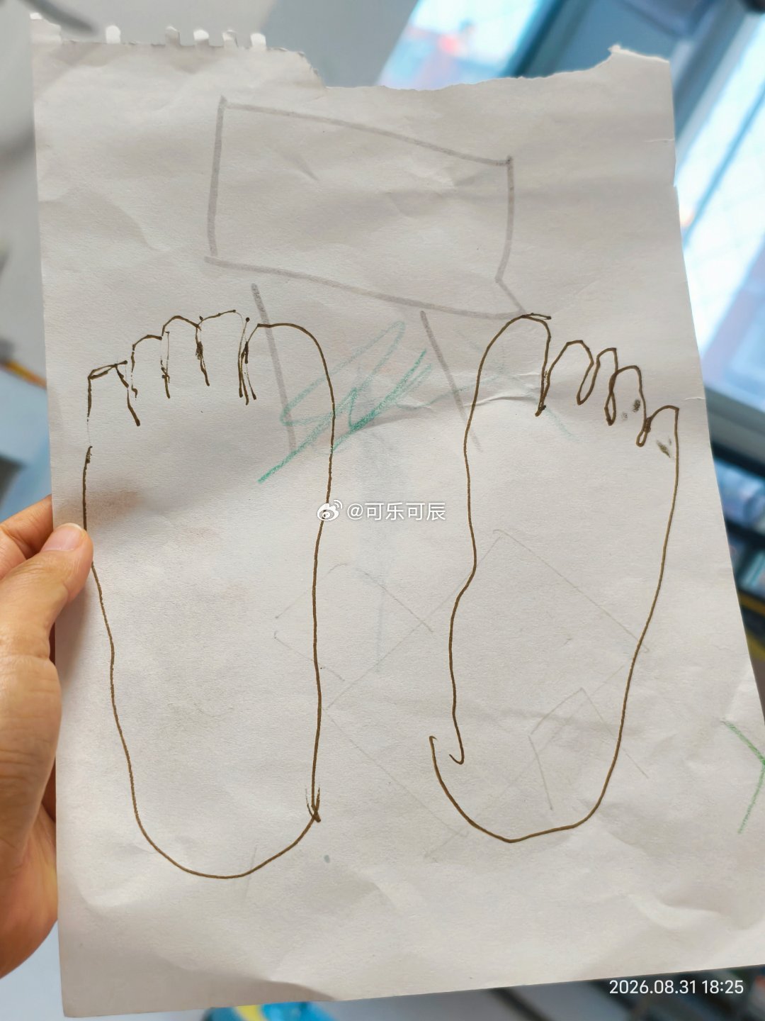 画完脚丫和手掌之后，他要我给他画头。带娃随手拍 ​​​