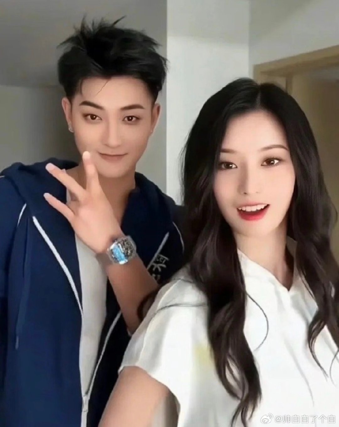#黄子韬有娃后唯一的受害者出现了#
当年一口咬定只是合作关系，还放话要用法律维权，后面直接晒海边接吻照官宣恋情，连情侣游戏ID都能随口找借口糊弄过去，全世界就这位CP粉实打实赔了四万块钱，只有她真金白银掏了赔款，合着闹了一圈，最后只有她一个人受伤的世界达成了 ​