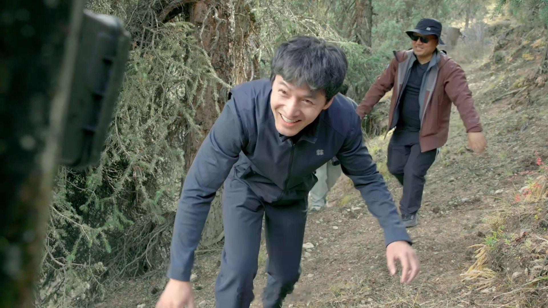 #胡歌0帧起手学雪豹# 山林里的趣味名场面来了！布设红外相机，胡歌直接化身“测试雪豹”，一遍遍调整行进高度和姿态，确认拍摄角度。扎实的观察与模仿能力，是演员功底，也为生态监测助力，又萌又暖心。 #一路前行# ​