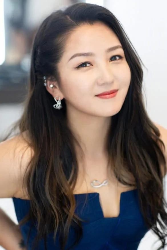 何洁又把她和李宇春的陈年旧账翻出来了。她在节目里直言现在播出的只是前菜，自己跟李宇春才最应该上《后会友期》。

说实话，当年那场婚礼短信公案，李宇春可以说是被架在火上烤。

2013年何洁结婚，面对媒体直接吐槽发了邀请但对方没回。逼得李宇春半夜两点下了飞机连夜查手机，翻短信、对邮件，折腾到凌晨四点愣