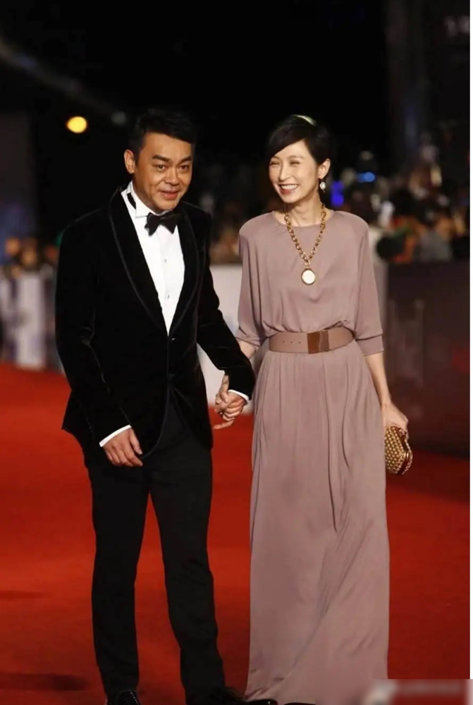 刘青云突然提离婚？假的，但真相更扎心。
他跟郭蔼明结婚快30年，没孩子，没绯闻，出门永远牵手。记者问他婚姻秘诀，他说就一条：吵架永远他先认输。
当年是郭蔼明倒追的他。港姐冠军，美国名校毕业，家里有矿。刘青云那时候就是个黑脸龙套。结婚后郭蔼明为了照顾他自尊，豪宅不住，陪他挤小房子。
有人拿离婚协