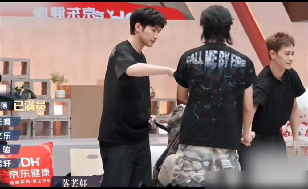 余文乐插队抢王以太，把曹骏弄成了小罚站？！
曹骏本来和王以太约好组队，余文乐突然申请插队，截胡了人。
曹骏当场气鼓鼓站一边，被艾热调侃罚站了。
张彬彬第一时间上前抱他，说从没见稳重的曹骏这么委屈。
后来三公张彬彬当队长，特意带曹骏撕演员不会唱标签，余文乐也在队。
有时候，暖比抢，更攒人心。