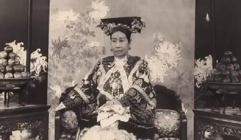 1906年，慈禧太后如厕后，一摸擦屁股的纸，竟然凉凉的，她直接将纸扔到了宫女的脸上，骂道：“没用的东西，一口水都含不好！”原来，慈禧太后每次上厕所，都会安排宫女嘴里含一口温水，这是为啥呢？
 
宫女叫秋月，被纸打在脸上没敢动。旁边太监李莲英使了个眼色，她低头退到一边。
 
“老佛爷息怒。”李莲英递上