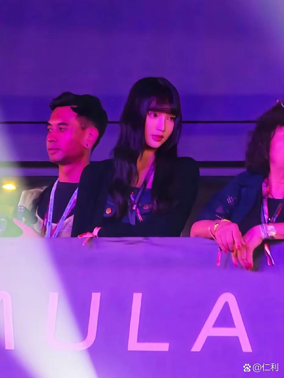 林俊杰的女友七七，现身新加坡F1，陪男友演出！据说这姑娘是2001年出生的，今年才25岁，大学毕业没多久，真的好年轻啊，真的就是小姑娘，很青涩稚嫩的感觉，她其实挺好看的，属于那种清纯的淡颜系，能扛得住镜头这样拍，颜值还是可以的，虽然林俊杰和她年龄相差很大，但是林俊杰保养的挺年轻，两人站在 ​