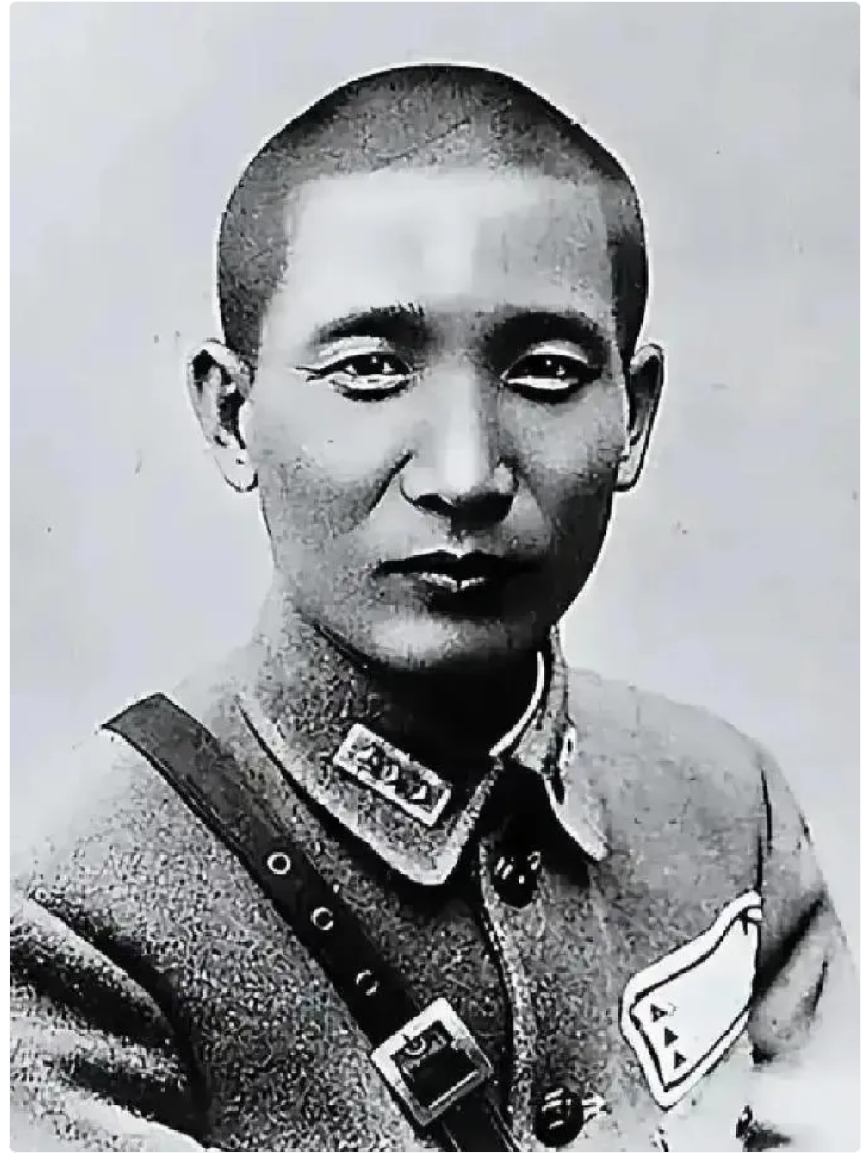 949年，张治中的女婿第120军军长周嘉彬，既不抵抗，也不起义，而是直接下令就地解散部队，悄悄放走大牢里的政治犯，随后只带了一本《曾国藩家书》，默默出走香港。

谁能想到，曾经指挥千军万马的将军，在九龙城寨成了个教书先生。

起初日子真难熬。带的银元一天天变少，吃顿碟头饭都得算计。去码头找活干，人家