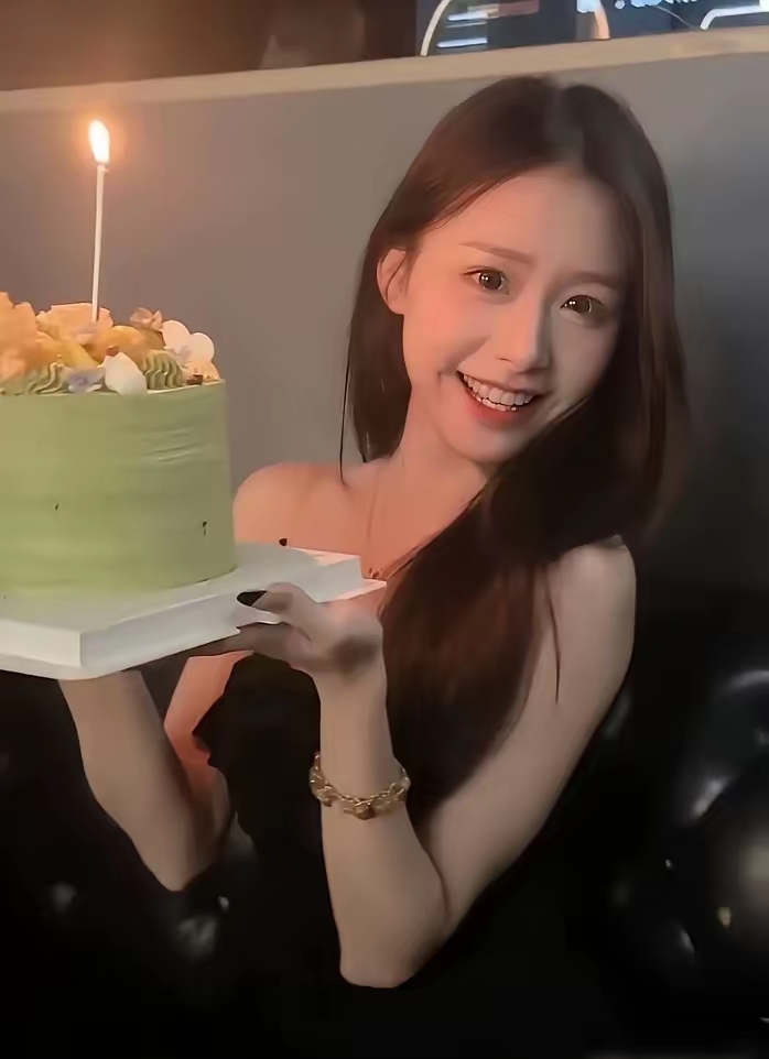 近期，一组标注2024年12月28日的婚礼照刷屏全网，主角正是《给阿嬷的情书》里淑柔的扮演者王晓慧。
 
非科班出身的她，原本只是普通插画师，凭一部电影意外爆火，温柔素人形象圈粉无数，被网友称作“国民媳妇”。
 
面对漫天婚讯热议，王晓慧亲自空降评论区回应，一句反问：我怎么不知道我领证了？
 
她明
