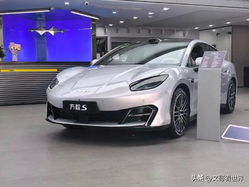 最近18.99万起的方程S直接把20万级纯电轿跑的配置卷到地板价，我翻了几十位首批真实车主的反馈，说几句不带滤镜的大实话。
第一，这个定价的性价比确实没话说。同价位对比小米SU7、小鹏P7这些深耕市场的老选手，方程S直接把云辇C底盘、带激光雷达的天神之眼智驾、品牌音响、零重力副驾全给配齐，还多出15