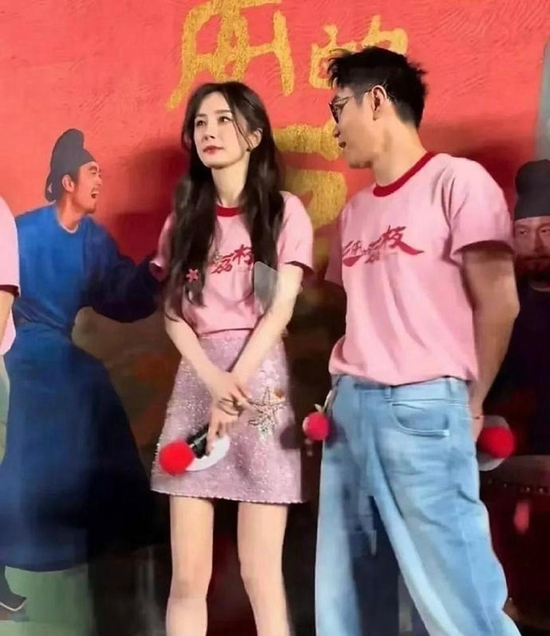 同框全程零互动？杨幂站一旁面无表情，全程零眼神交流引热议

说实话，公开活动同台，就算不熟是不是也该做做表面互动？还是累了就可以不用勉强营业👇
路演现场同框画面流出，镜头捕捉到很微妙的一幕。

两人穿着同款系列粉色上衣同台，站在一块，却几乎没有互动。旁边人转头搭话，杨幂双手交叠放在 ​