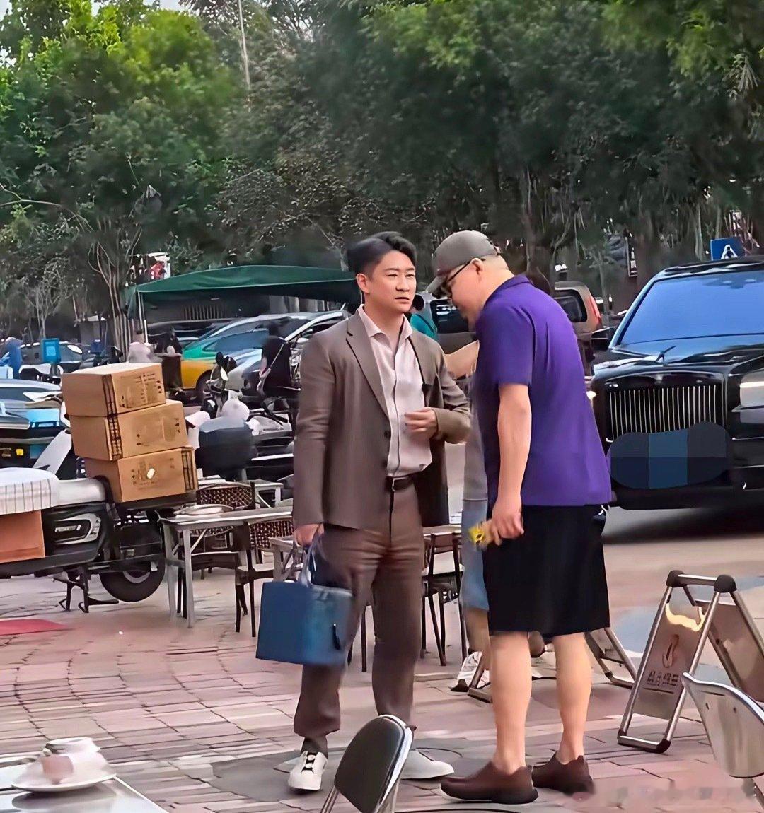 网友偶遇曹云金开着库里南，带着英达现身北京王四营的餐饮门店。当天曹云金身穿棕色西装，手里拎着高档酒水，一身正装打扮看着十分板正。 ​