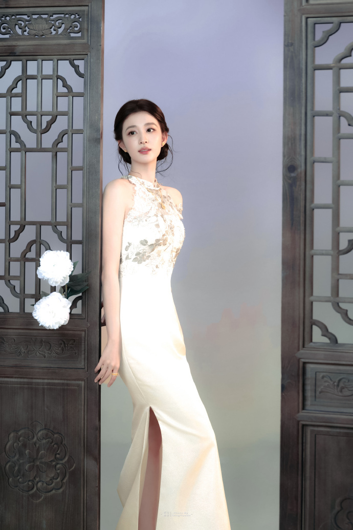 半掩屏风，眉眼含光✨ 新中式蕾丝旗袍，将东方婉约与精致柔美感融合。 一...