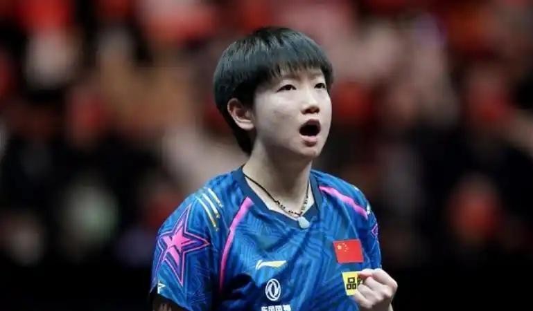 王曼昱10月12日把积分刷到9265分，甩开第二名1590分。同一天WTT公布香港总决赛首批入围名单，孙颖莎、蒯曼、王艺迪在列，世界第一不在。
这事怪就怪在，两套算法各说各话。
18天5冠换不来一张门票
9月24日到10月11日，王曼昱打了21场比赛，拿了5个冠军。名古屋亚运会女团、女单、女双三块金