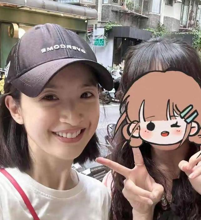 林依晨首次公开聊自己的圈外老公，坦言自己是恋爱脑也过得很幸福，结婚12年已经儿女双全。

自2014年林依晨完成了结婚这件大事之后, 市面上就开始流传关于她婚姻不幸的各种谣言, 这些言论在网络上足足折腾了十多年的时间。

在2026年期间播出的多档综艺节目里以及接受的专访中, 林依晨主动谈论起了关于 ​