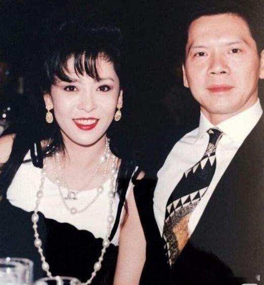 #向太否认向华强前妻养了向佐两年# 哦莫 向太竟然回应了 否认向华强前期养了向佐两年
#向太给向华强前妻付了46年赡养费# ​