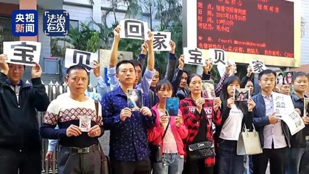#梅姨在广州摆摊卖切块芒果# 看着这个标题就浑身不适。

住在破旧凌乱的房屋里，时不时爬出来卖点吃的，还是拿自己的脏手切的。

而就是这么一双脏手，拆散和毁灭过不少家庭。赚来的钱却依然让它过着耗子一般的生活。 ​