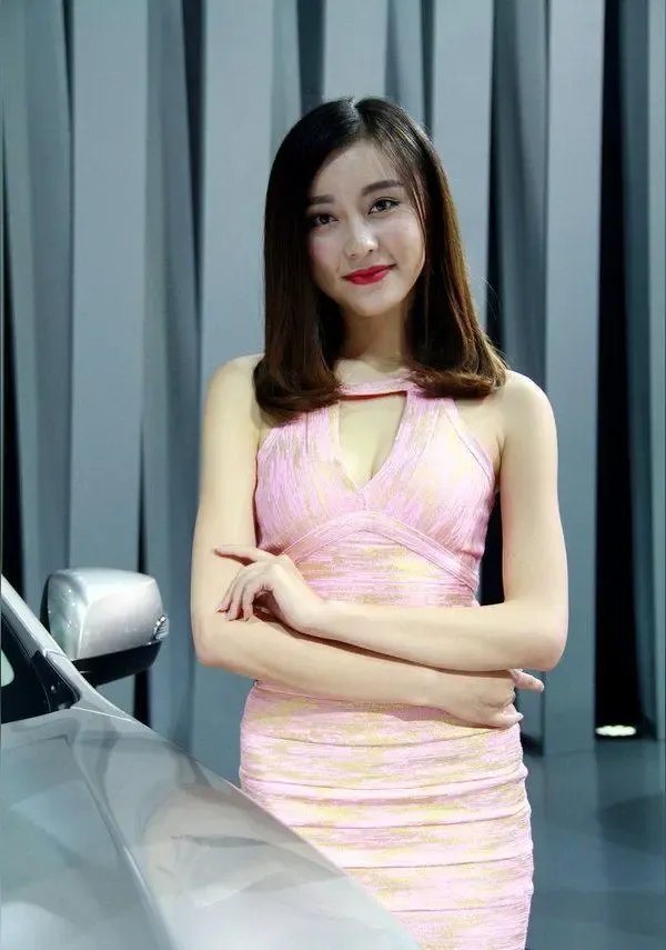 上海车展上，粉色珍珠长裙车模小姐姐宛如美丽的粉蝴蝶，优雅迷人。她身着粉...