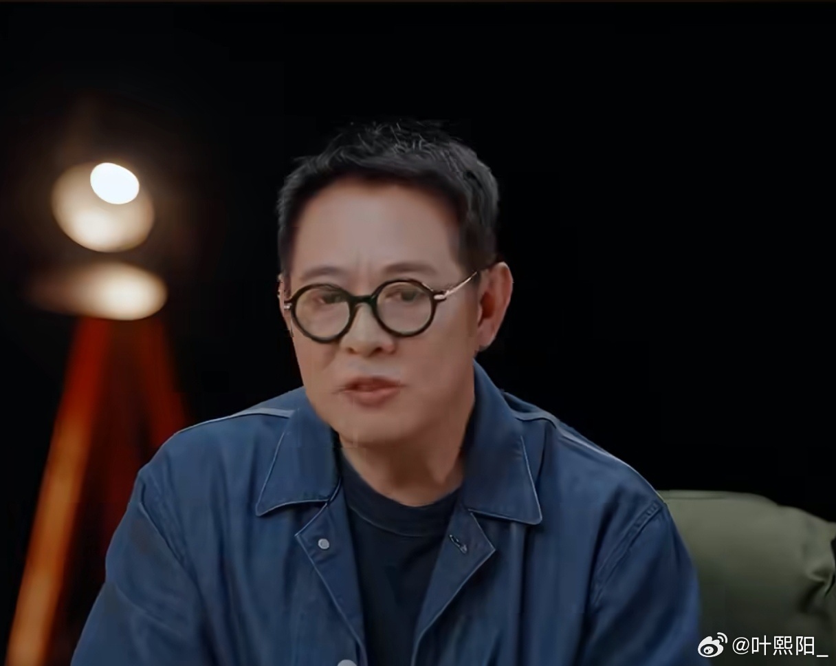 #李连杰首次回应抛妻弃子传言#被骂了30年，李连杰终于说出真相。原来四个女儿感情好到经常一起打麻将、结伴旅行，利智更是开明地告诉继女：“从现在到100岁都不用为生存发愁。”大女儿不爱曝光，小女儿喜欢分享，性格差异竟成了“偏心”的误会源头。家家有本难念的经，外人眼中的狗血，也许是当事人早 ​
