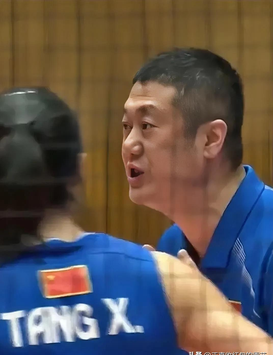排名第七，被第十四逼到决胜局，中国女排的亚洲霸主还稳吗？
2026年女排亚锦赛决赛，中国女排主场2比3输给了世界排名比自己低7位的泰国队，把直通洛杉矶奥运会的门票拱手让人。
先把事情说清楚。今年中泰两队交手三次，每一次都打满五局。6月VNL南京站，中国3比2险胜；8月亚锦赛决赛，泰国3比2逆转中国，