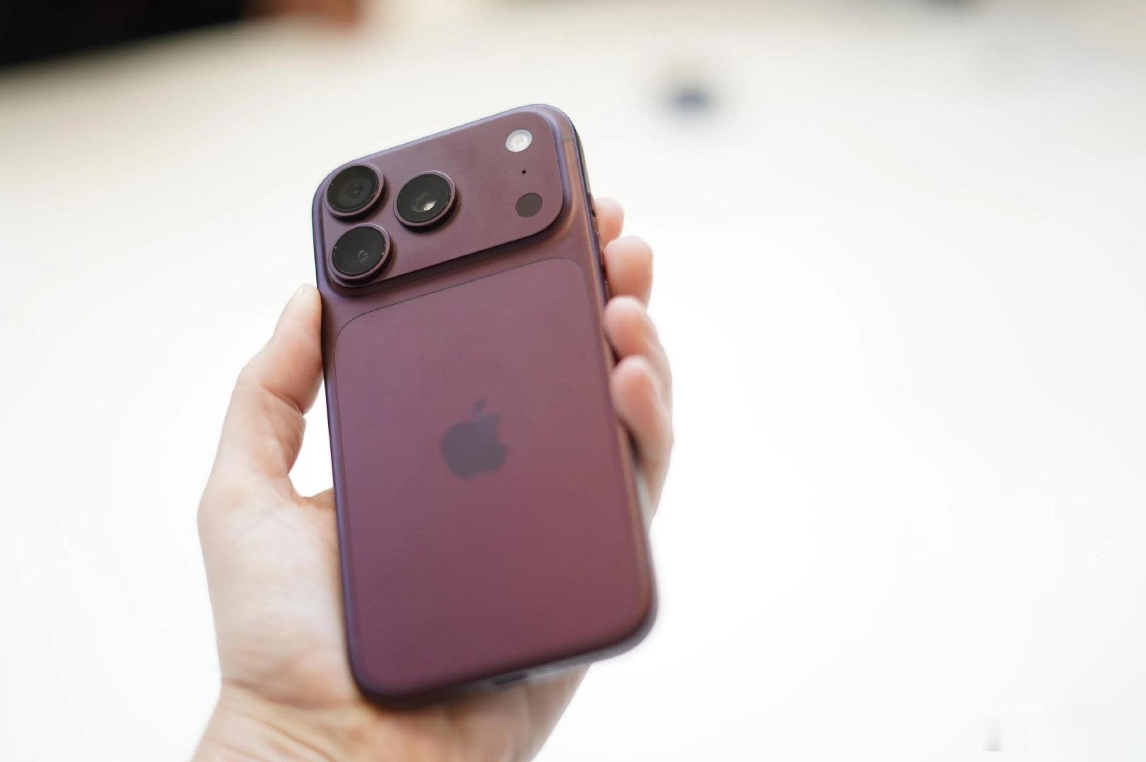女子买iPhone18Pro被5名骑手冒领快递

注意：不要在网上晒自己买东西的订单截图，物流单号，可能就会出现这种情况，别人用你的单号就能查到快递到哪里了，可能取走，个人隐私信息，还是要注意保护[二哈][二哈] ​