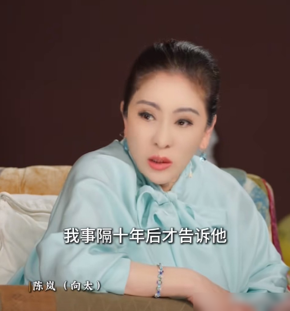 向太深夜放狠话：未婚先孕的女人最蠢，谁劝都不好使。这话搁别人嘴里像爹味说教，搁她嘴里你品品，全是算计。
当年她跟向华强谈恋爱，怀了，自己跑去打掉，愣是没吭声。没拿孩子逼婚，也没拿孩子换一张长期饭票。她原话更狠，说女儿要敢未婚先孕，腿打断。
有人骂她封建，有人夸她清醒。吵得再凶，绕不开一个理儿：豪