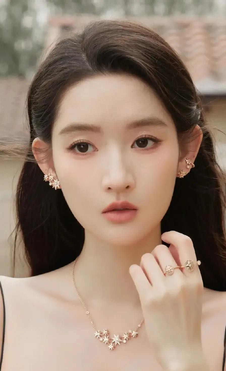 王玉雯被网友做成油腻表演合集到处传，转头在采访里脱口喊出最想合作的人是刘亦菲，还说连见面词都准备好了。
2026年2月，《小城大事》播出。360娱乐的报道里写，王玉雯的表演被网友截成片段做成合集，评论区有人调侃建议她成立油腻表演学派。报道里还提到，有人觉得她这次是自毁形象，也有人觉得95花里终于有敢
