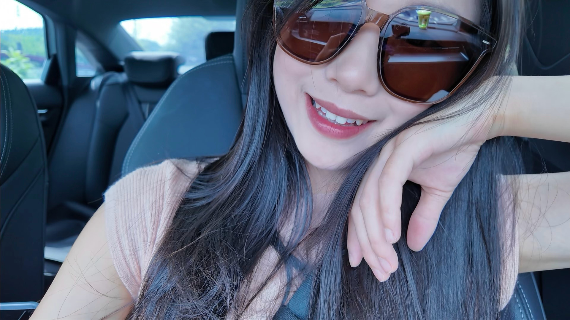 禄禄认真开车中～俺疯狂拍拍拍臭美ing[么么哒][么么哒]
#大疆时刻##自拍##化妆滴wll✨# ​