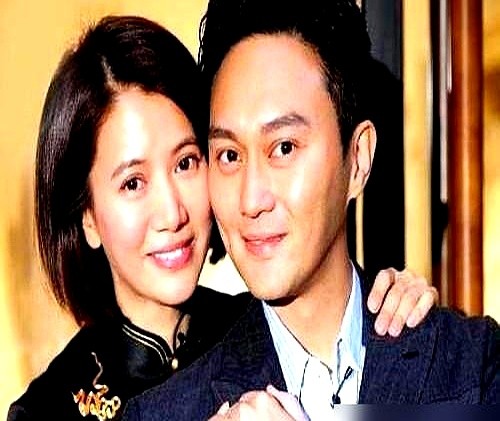 袁咏仪盯着吴镇宇的眼睛，心跳刚漏跳一拍，对方突然凑近来了一句，你用什么牌子的护肤品？

就这一句话，把刚冒头的粉红泡泡全扎破了。袁咏仪当场翻了个白眼，心里暗骂，我想跟你处对象，你竟然想跟我当姐妹。

这两人私底下的相处模式绝了。吴镇宇嘴上没把门，三句话就能让袁咏仪跳脚想打人。可一到镜头前演夫妻，剧本