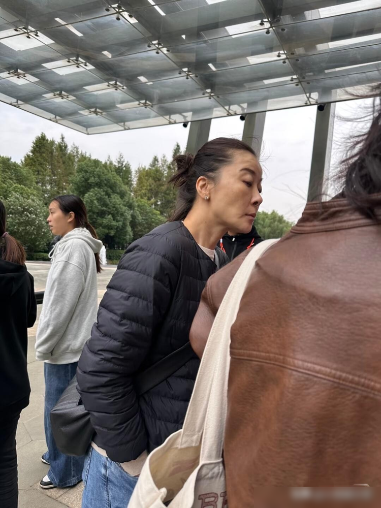 柯蓝这脸，真敢露啊。54岁，无滤镜，皱纹全在明面上，一点不带藏的。
别人恨不得把美颜焊脸上，她直接素颜出镜，跟老友吴大维聊得那叫一个痛快。被催生，她张嘴就怼：无儿无女，是老天爷赏的最大福报。
有人觉得她狂，那是不知道她经历过什么。十几岁确诊强直性脊柱炎加遗传性哮喘，医生说她活不过38岁。她硬是扛