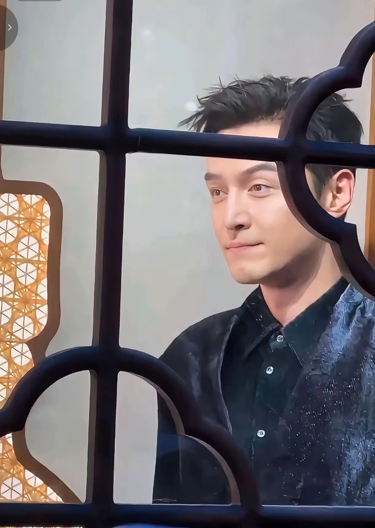 表弟在乌镇偶遇胡歌，回来跟我说了大实话！[震惊]
镜头里的胡歌看着偏瘦，略带憔悴显老。可真人完全不一样，清爽儒雅，看着也就三十出头。
今年44岁，皮肤状态在线，身形挺拔，五官硬朗。为人低调沉稳，一笑特别有感染力。
这份帅气是由内而外散发出来的，自带温润气质。
见过真人的网友，是不是也觉得镜头会骗人？
