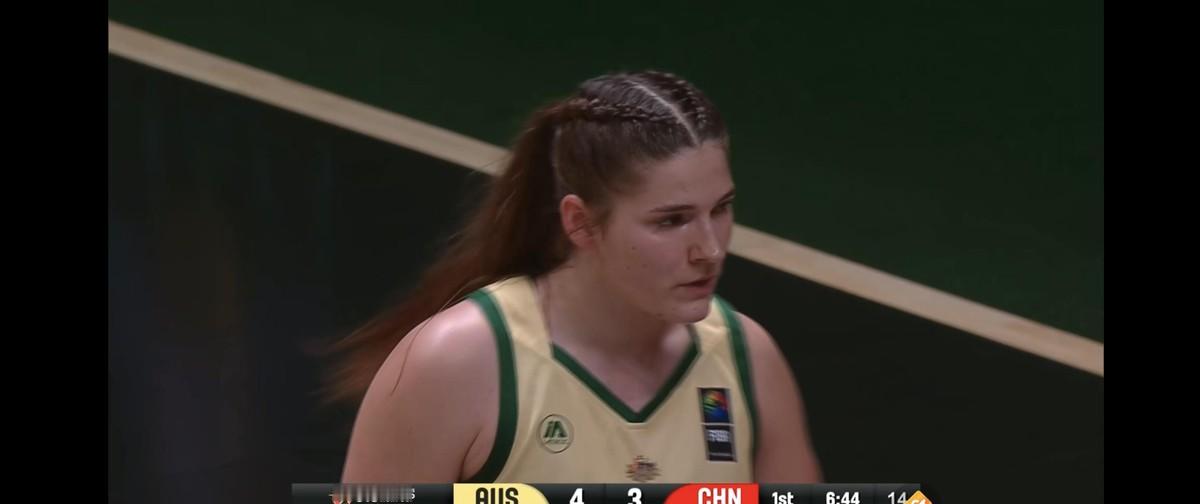 中国U18女篮首节就被澳大利亚打崩了，9比31，整整落后22分。对方三分开场就进，前场篮板抢一个是一个，咱们后卫线连续被抢断打反击，场面完全失控。半决赛输球后，只能和韩国争季军。说实话，这支队伍的问题不是某个球没处理好，而是从后卫线到整体对抗全面跟不上。澳大利亚的防守压迫一上来，咱们连半场都过得费劲