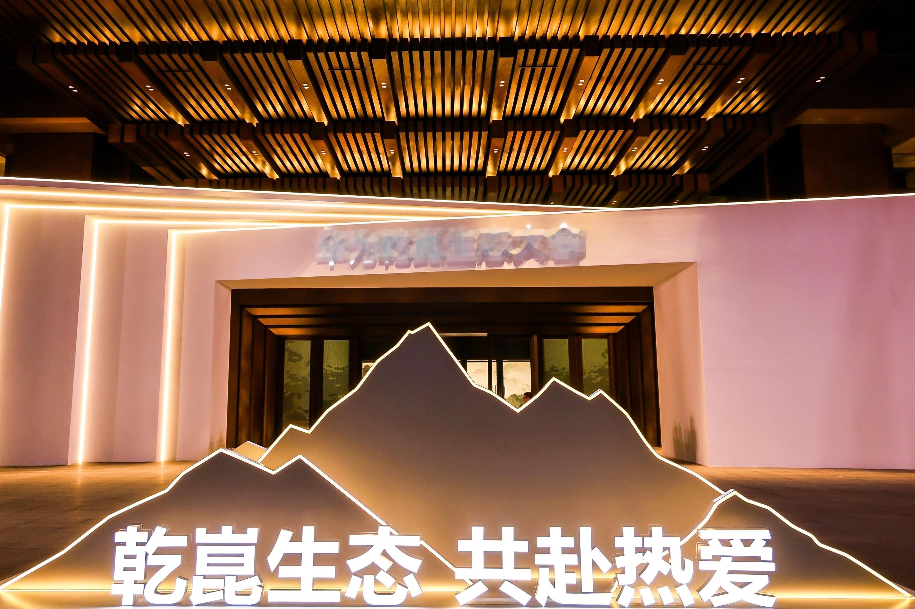 松山湖这次聚集了这么多头部经销商，场面堪比“汽车界华山论剑”！在我看来，大家争抢的更多是“东风+华为”所构建的长期主义商业模型！奕境作为华为“境”字辈的旗舰车型，定位非常明确——就是瞄准高端家用新能源市场。双方不只是简单合作，而是“ALL IN”一个团队、投入百亿资源的深度绑定，目标就是打造“境”系列中最具竞争力的智能出行标杆。说实在的，在当下这么卷的市场里，能找到一个兼具清晰战略、顶级技术与强大资源背书的投资项目，实属难得。奕境几乎满足了投资人对优质项目的所有期待，要我判断，这绝对是未来几年高端家用新能源领域最具确定性的选择之一！头部经销商齐聚松山湖共绘奕境东风x华为官宣奕境汽车华为小镇迎来奕境经销商天团，奕境商业价值受获资人认可