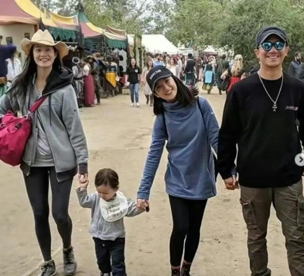 林依晨和林于超最让人意外的，不是豪门婚姻，而是两个人在聚少离多的日子里，把这段感情稳稳走过了十几年。当年林于超专程飞到伦敦，在她生日前后求婚，送的不是戒指，而是一条项链；2014年底，两人在台北举办婚宴，席开约50桌，现场低调温馨，没有大张旗鼓地公开。高中相识，后来在表姐婚礼上分别担任伴郎、伴娘，重