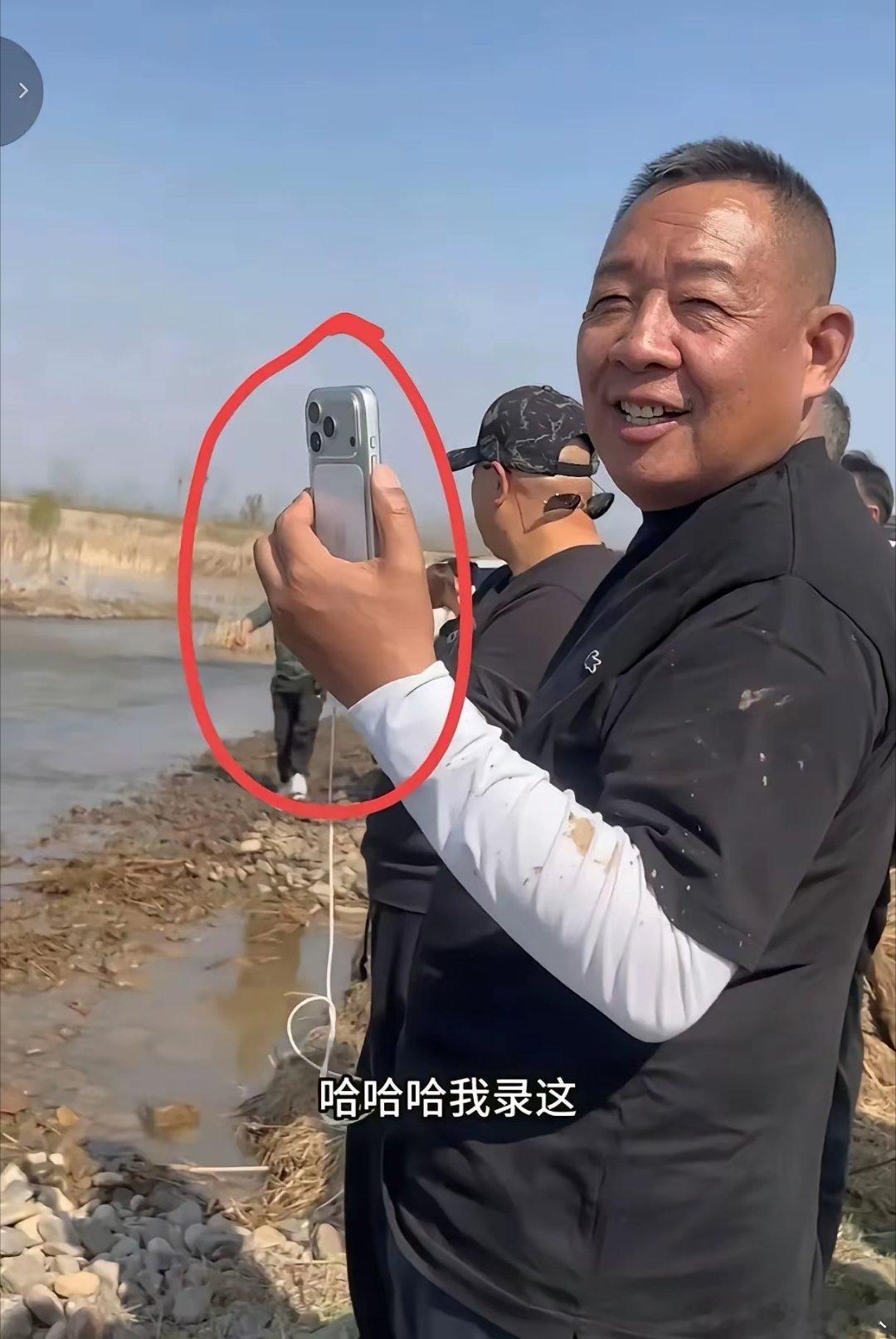 我发现了一个问题，胖东来老板于东来，是真明白什么是好货啊。
于东来在吃穿上一点都不讲究平时穿普普通通的衣服吃饭也常去街边小店，但是在用品上面标准很高。
开车只选日系手机只用苹果，他本身很爱玩车特别爱好越野，家里车子不少，最常开的还是丰田普拉多、酷路泽还有雷克萨斯。
苹果出新机他就换 ​