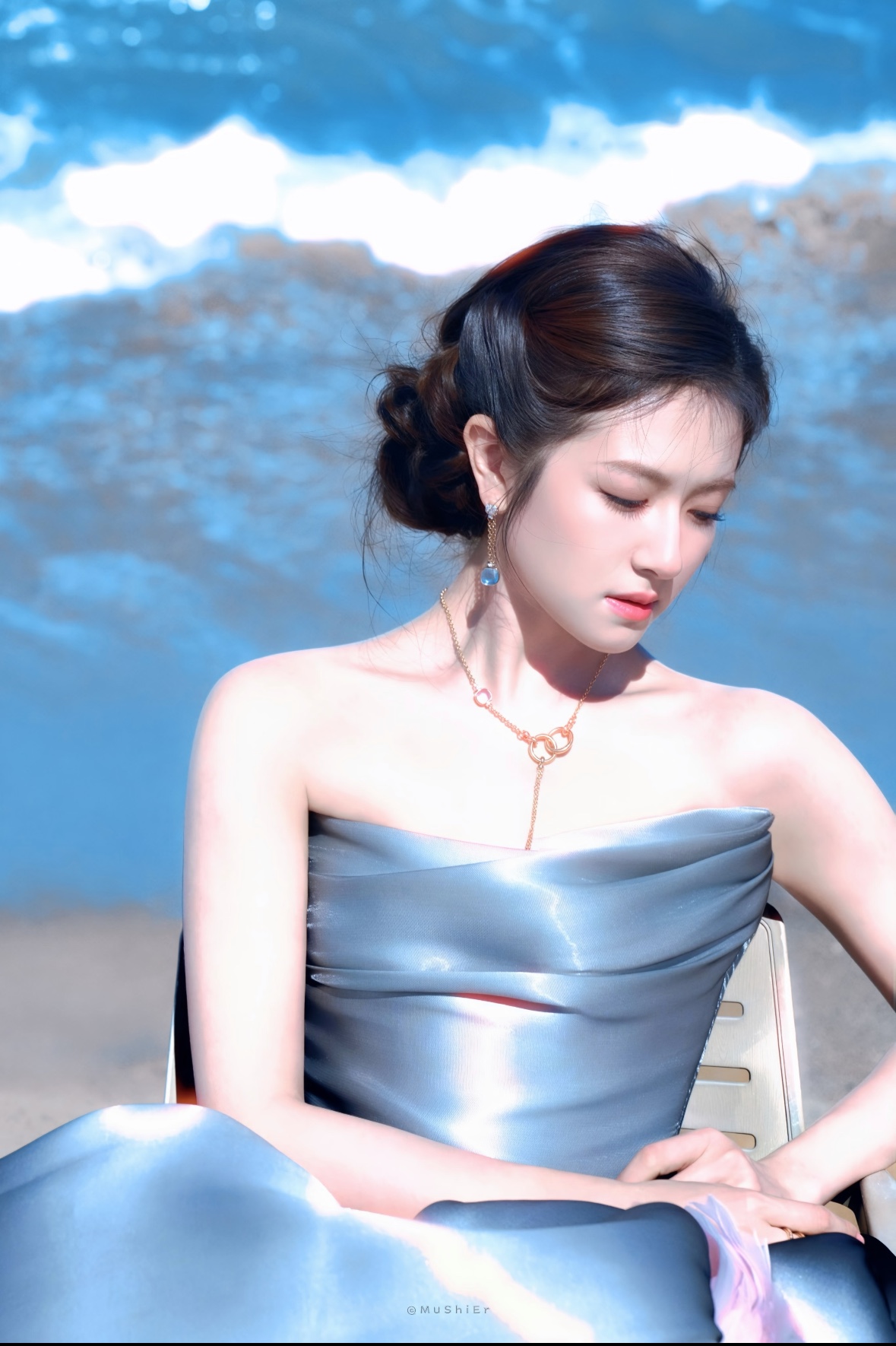 李兰迪这组照片太美了，我终于懂得什么是真正的美貌。
之前总觉得她在荧幕上还有点圆润的钝感，直到刷到线下活动的生图和印尼度假的实况动图，直接看愣了。无修无滤的原相机怼脸，皮肤白到发光连毛孔都几乎看不见，流畅柔和的小圆脸精致小巧，眉眼弯起来像小鹿，笑起来的弧度甜得恰到好处。
之前演《梦回》被吐槽肿壮，泡