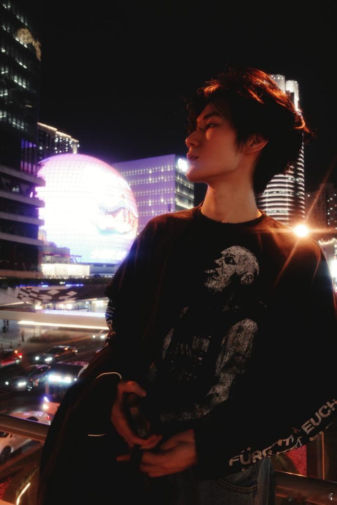 水洗做旧设计适配夜晚清冷氛围，上海错落霓虹让照片质感翻倍。闲时漫步街...