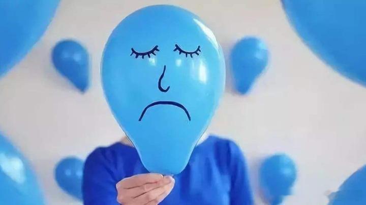 很多人对渐冻症存在认知误区，误以为该病会影响智力与感知，实则渐冻症仅损伤运动神经，患者的认知、听觉、视觉、触觉均不受影响，全程清醒感知身体的变化。作为致死性罕见病，病情会持续进展，晚期患者会出现呼吸肌无力，需依靠辅助呼吸设备维持生命。
除了医学治疗，科学的日常护理是延缓病情的关键 ​