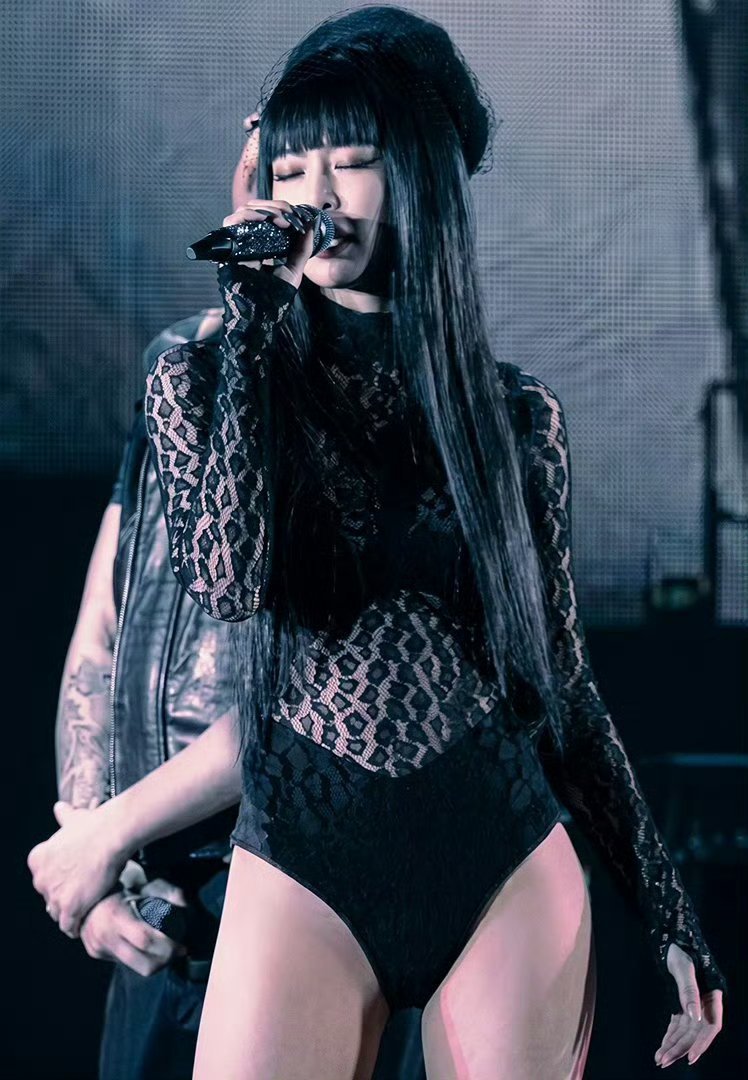 #jennie现身盆栽首尔演唱会#啊啊啊Jennie和盆栽终于同台演唱了这首仙曲，下次莉莉也来好不好啊啊啊 ​