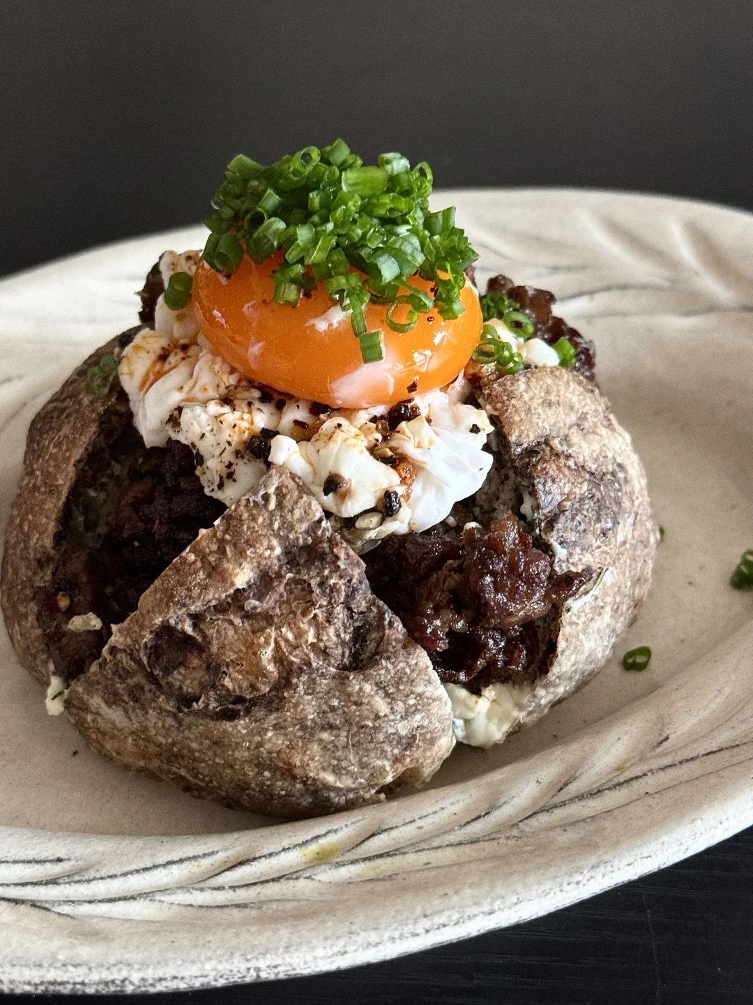 Rustique早餐｜水波蛋辣牛肉堡，是幸福的味道