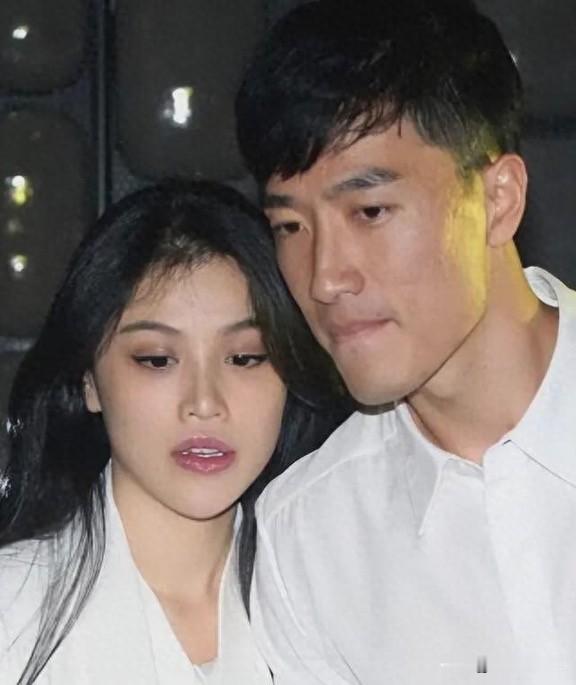 刘翔前妻直播时被人问，
当年你生个小刘翔就好了，
前妻回复说，
庆幸没和刘翔生孩子……
网友这样问，
是因为她不止一次，
在公开场合说，
自己很喜欢孩子。
查了下，
当年前妻和刘翔闪婚闪离，
具体原因不知道，
按说这么短的时间，
两个人还没有互相了解清楚吧。
点个关注，随时给你最新的资讯分享。