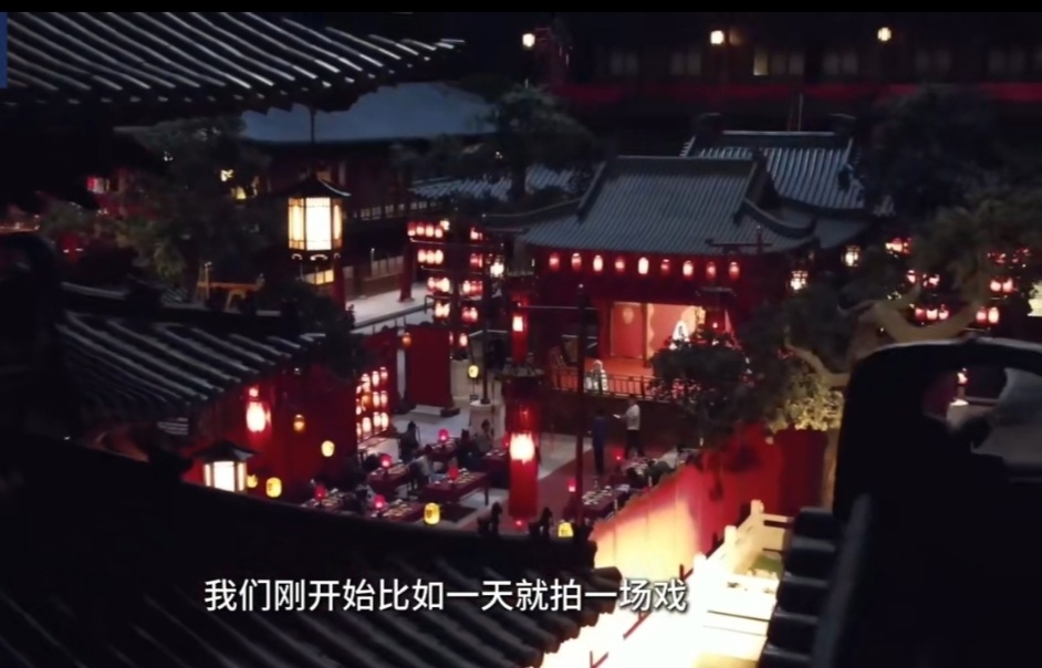 在央视新闻专访中，谭松韵谈及《兰香如故》的表演时透露，许多细节是下意识流露，比如老年许兰香写字时完全没有设计“手抖”动作，因为角色的一切已“镶在身上”。    一、不刻意的核心：从“设计”走向“下意识